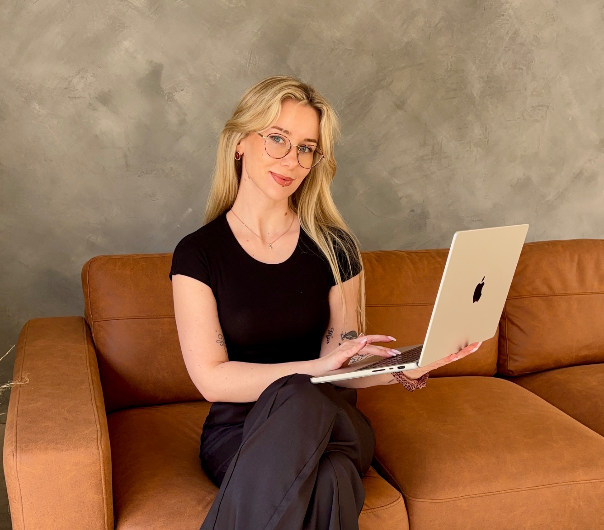 Julia z laptopem podczas pracy nad marketingiem marki